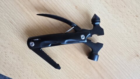 Servicefahrzeug bei Dämmerung neben einem Wohnmobil mit Telefon-Symbol